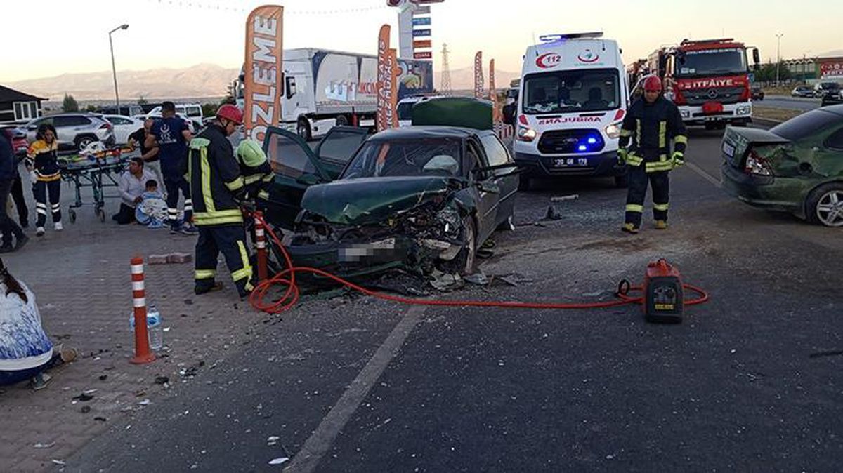 Lastiği patlayan otomobil karşı şeride geçip dehşet saçtı: 1 bebek öldü, 3'ü çocuk 9 kişi yaralandı