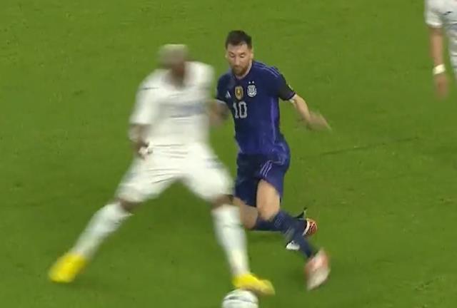 Messi'yi yere düşürdüğüne bin pişman oldu! Dünya, Arjantin maçında yaşananları konuşuyor