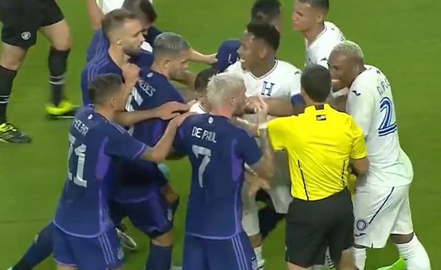 Messi'yi yere düşürdüğüne bin pişman oldu! Dünya, Arjantin maçında yaşananları konuşuyor