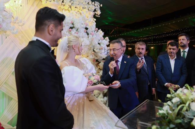 Milli güreşçi Taha Akgül dünyaevine girdi! Macar eşinin güzelliği herkesi büyüledi