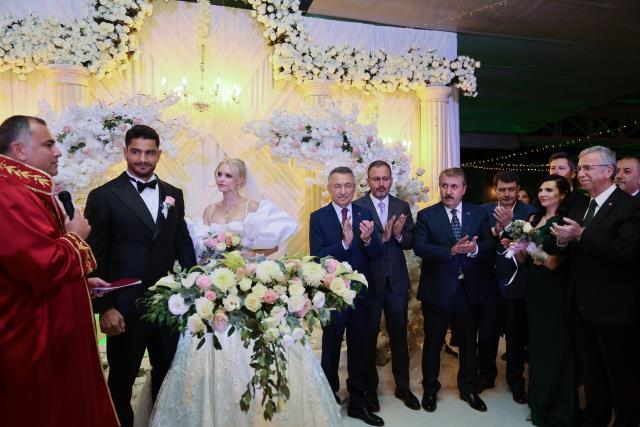 Milli güreşçi Taha Akgül dünyaevine girdi! Macar eşinin güzelliği herkesi büyüledi