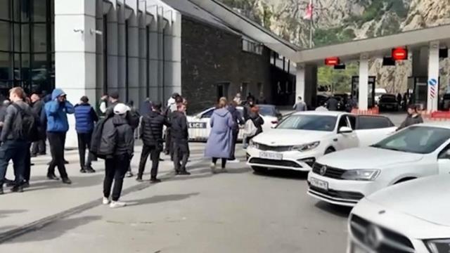 Rusya-Gürcistan sınır kapısında 14 kilometrelik araç kuyruğu