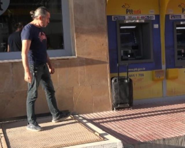 ŞÜPHELİ VALİZDEN KIYAFET ÇIKTI; SAHİBİ KOŞARAK GELDİ