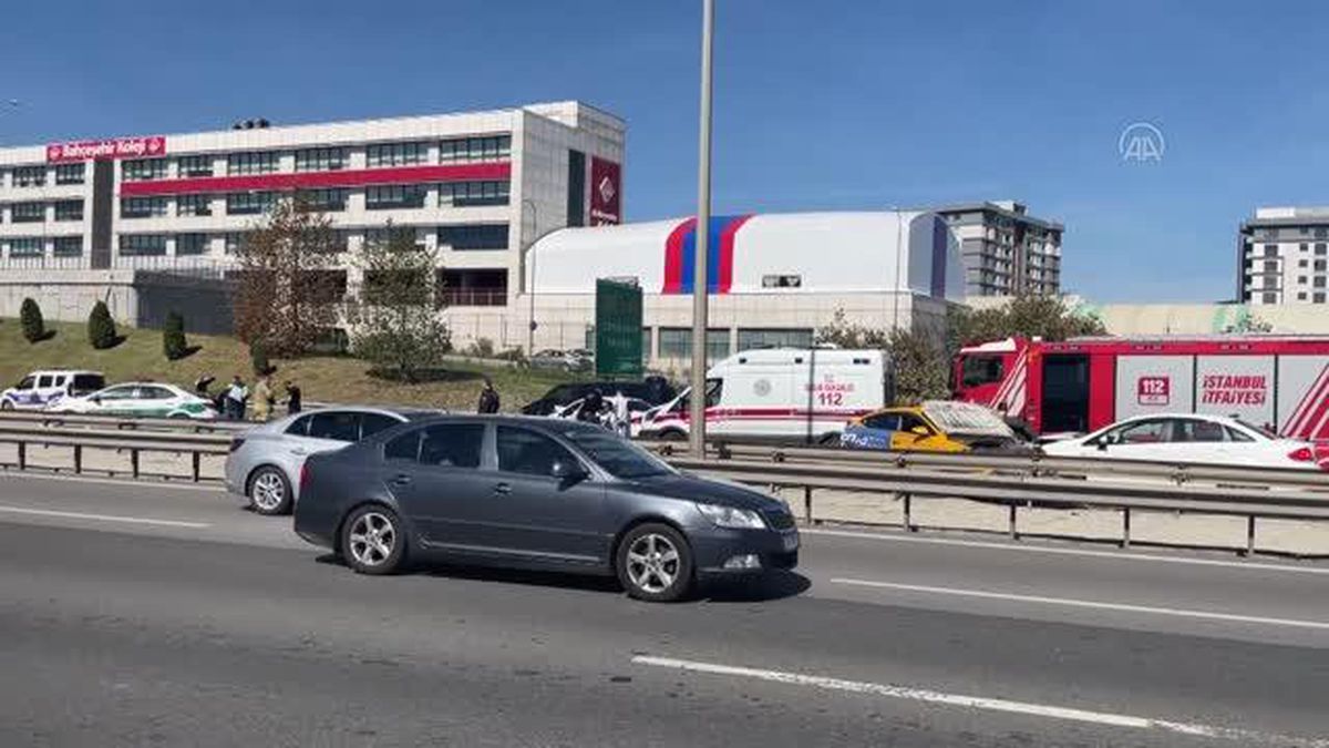TEM Otoyolu'ndaki zincirleme kazada 8 kişi yaralandı