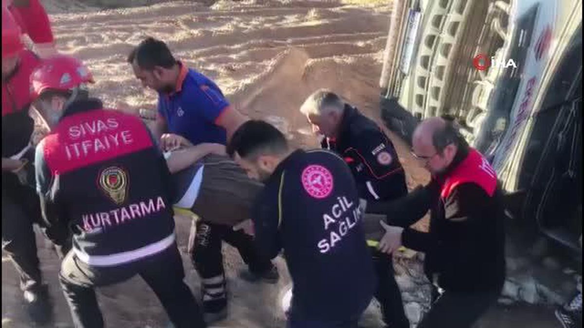 Toprak yüklü kamyon devrildi: 1 yaralı