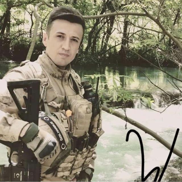 Yolda kalan vatandaşa yardım eden uzman çavuş, kamyonet çarpması sonucu şehit oldu Yolda kalan vatandaşa yardım eden uzman çavuş, kamyonet çarpması sonucu şehit oldu