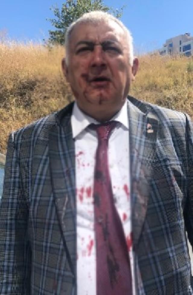 Zafer Partisi'nin kurucularından Soner Çam, Ümit Özdağ'ın kendisini dövdürdüğünü iddia ederek istifa etti