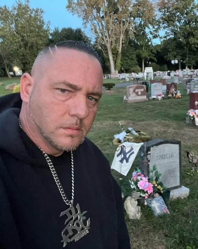 48 yıl önce boşandığı eski karısının mezarına idrarını yaparken kadının çocukları tarafından yakalandı