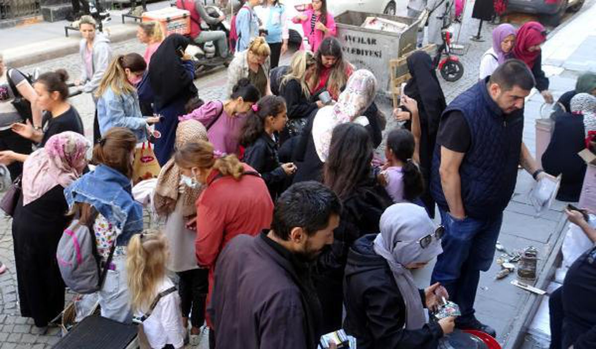 Yer: İstanbul! Yangın çıkan züccaciyedeki ürünler yapılan indirimle dakikalar içinde tükendi