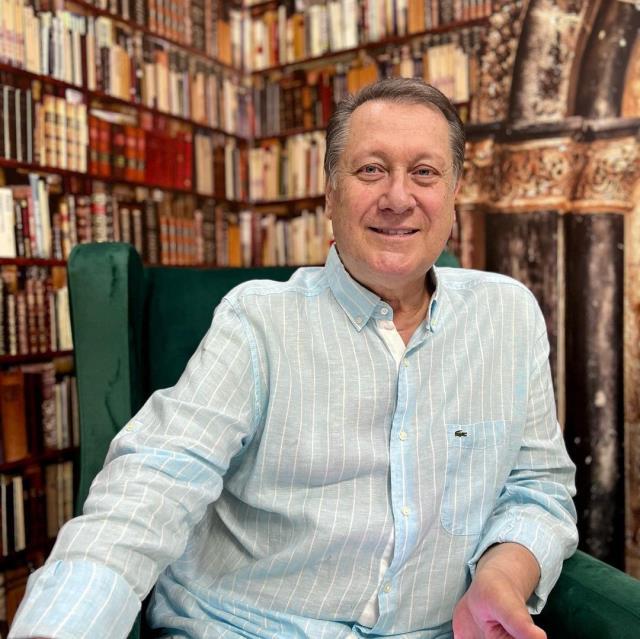 Cerrahi Tarikatı'nın yeni şeyhi olan oyuncu Ahmet Özhan'ın tarikata nasıl katıldığı ortaya çıktı Cerrahi Tarikatı'nın yeni şeyhi olan oyuncu Ahmet Özhan'ın tarikata nasıl katıldığı ortaya çıktı