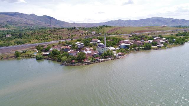 Görüntü Türkiye'den! Bir zamanlar tekne turlarının yapıldığı köy şimdi kuraklığa teslim