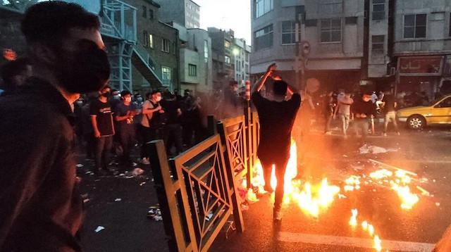 İran'da olaylar büyüyor! Protestoculardan sonra hükümet yanlıları da sokağa indi İran'da olaylar büyüyor! Protestoculardan sonra hükümet yanlıları da sokağa indi