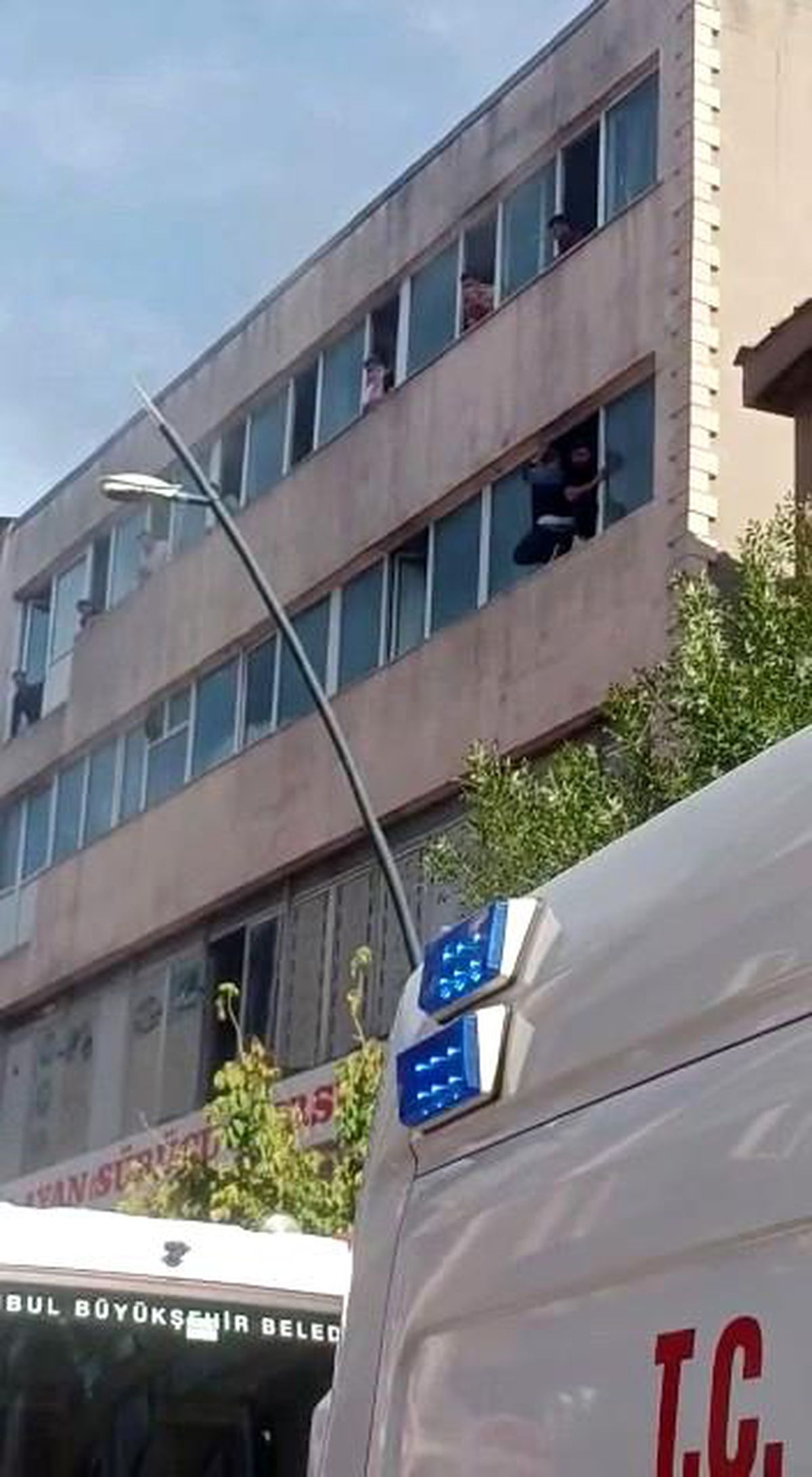 Kağıthane'de yangında can pazarı: 20 kişi binada mahsur kaldı