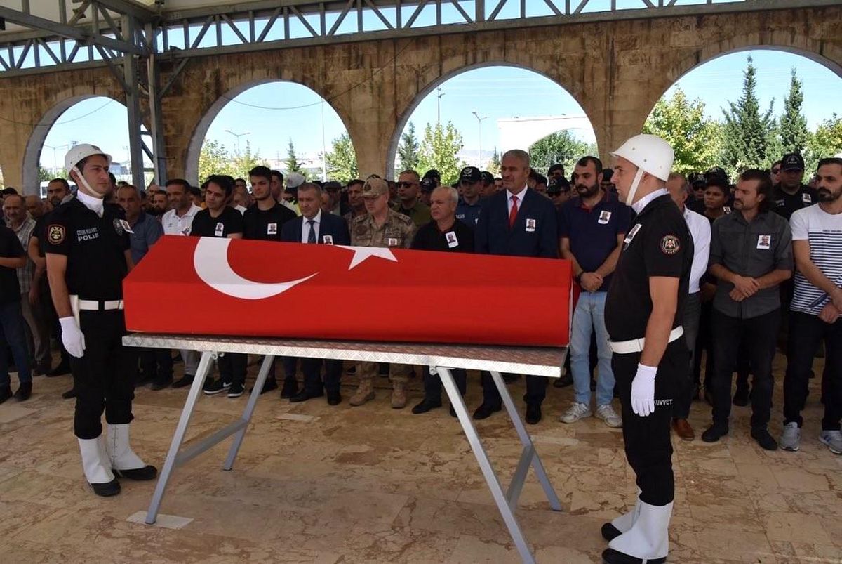 Kalp krizi sonucu vefat eden polis memuru toprağa verildi