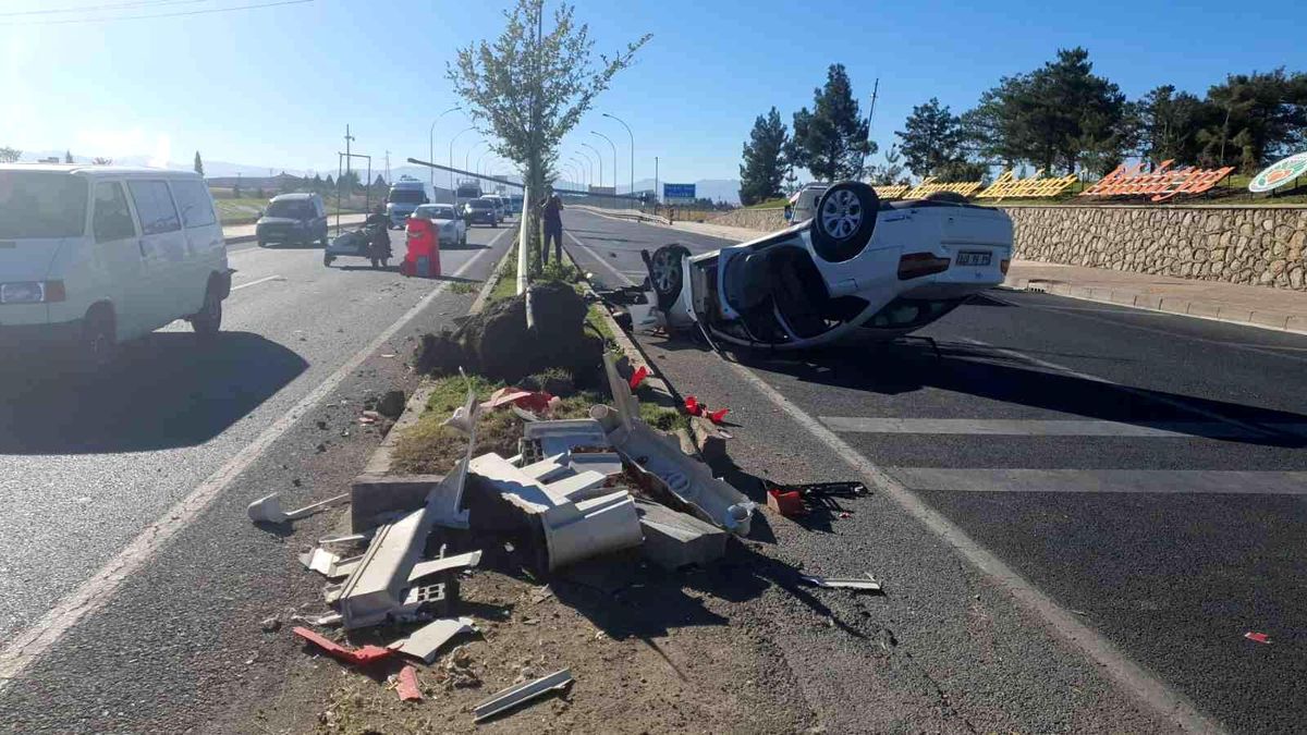 Refüje çarpıp aydınlatma direğini yerinden söktü: 2 yaralı