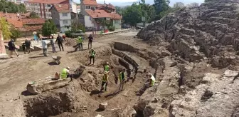 'Sezar'ın Kalesi'ndeki antik tiyatronun seyirci basamakları gün yüzüne çıkarılıyor