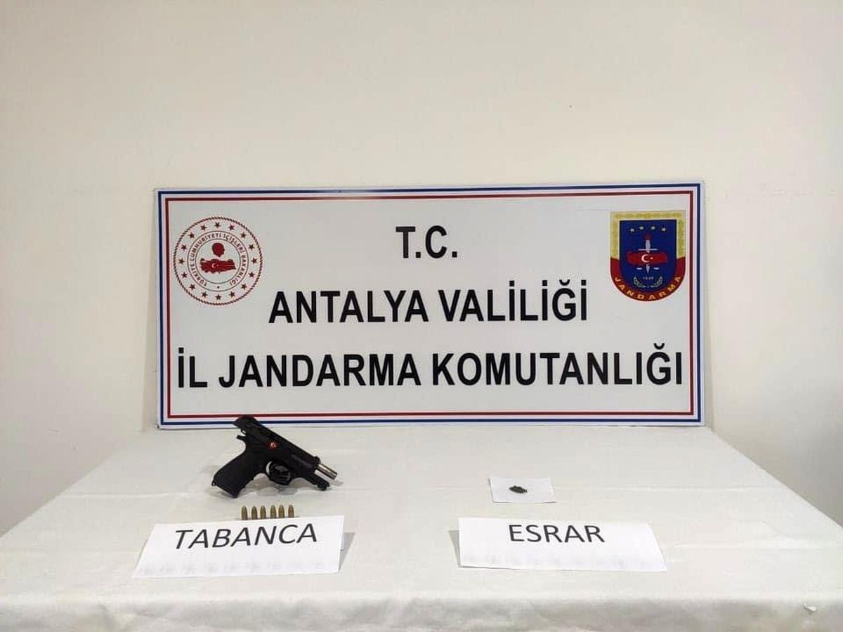 Sigara paketinin üzerine ayağıyla basınca yakayı ele verdi