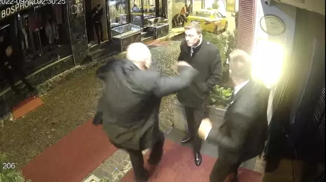 Olaylı gece kulübüne 2. saldırı! Uzun şarjörlü silahlarla mekanı tarayıp 1 kişiyi öldürdüler Olaylı gece kulübüne 2. saldırı! Uzun şarjörlü silahlarla mekanı tarayıp 1 kişiyi öldürdüler