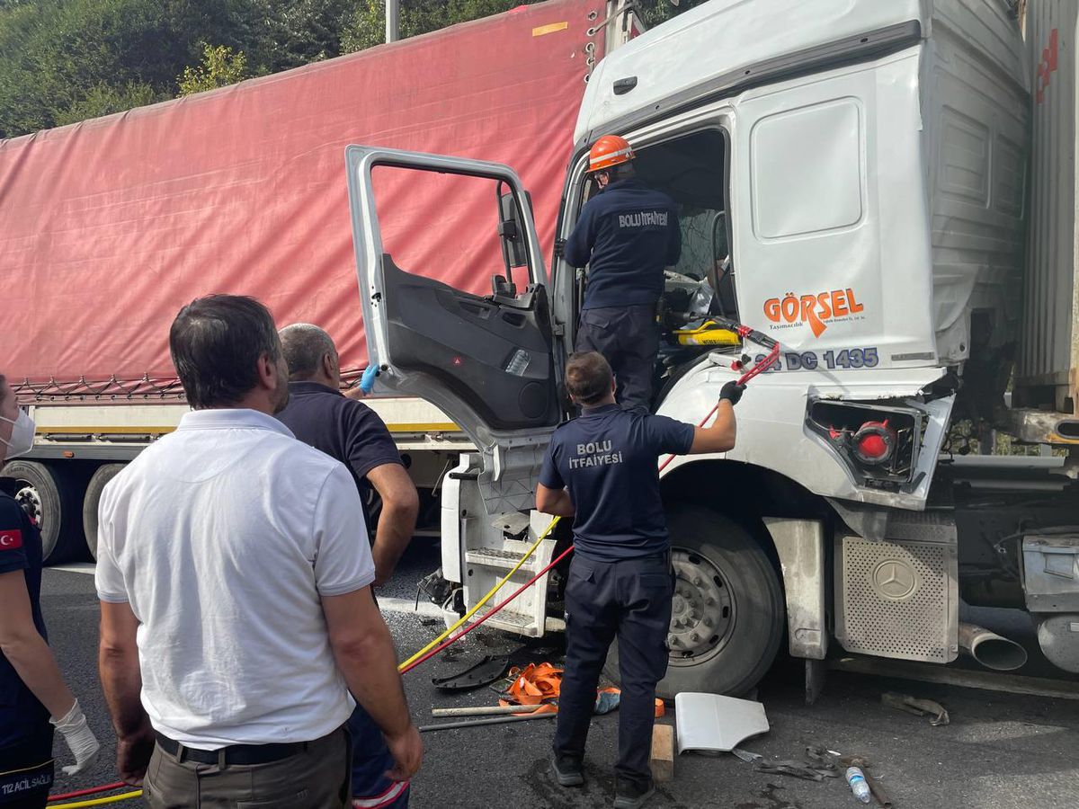 Anadolu Otoyolu'nda trafik kazası nedeniyle tırda sıkışan sürücü kurtarıldı