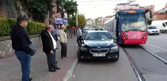 Aracını tramvay yoluna park etti, yolcular yarım saat bekledi