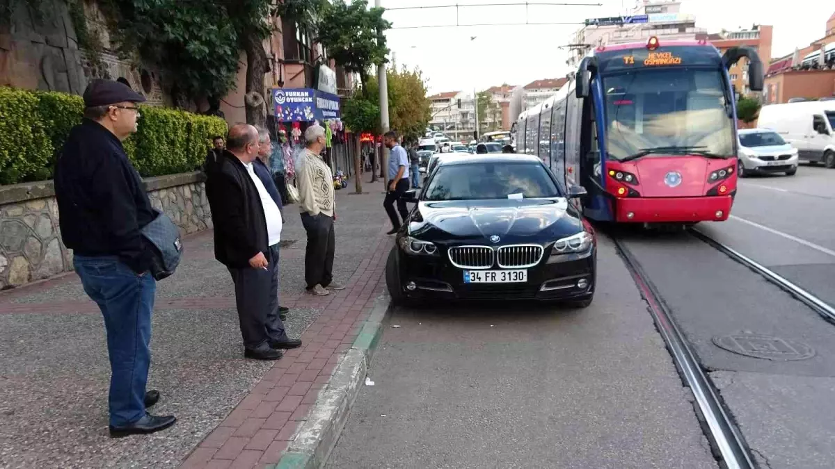 Aracını tramvay yoluna park etti, yolcular yarım saat bekledi