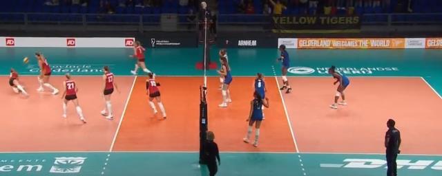 Hakem bile dondu kaldı! Belçika Kadın Voleybol Takımı maç oynanırken tüm dünyaya rezil oldu