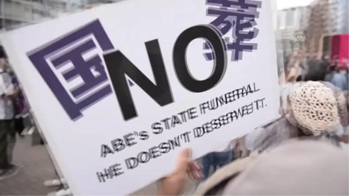 Son dakika haber... Japonya'da polis, Abe'nin 'resmî cenaze'sini protesto eden gruba müdahale etti (2)