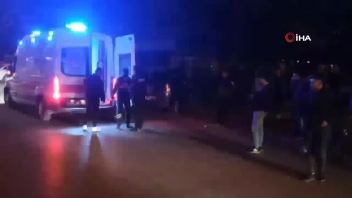 Kontrolden çıkan otomobil orta refüje çıkıp aydınlatma direğine çarptı