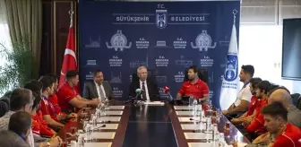 Mansur Yavaş, dünya şampiyonu Taha Akgül ve Rıza Kayaalp ile bir araya geldi
