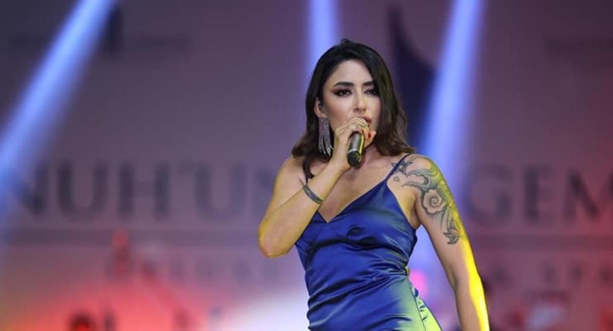 Melek Mosso saçını neden kesti? Melek Mosso sahnede neden saçını kesti?