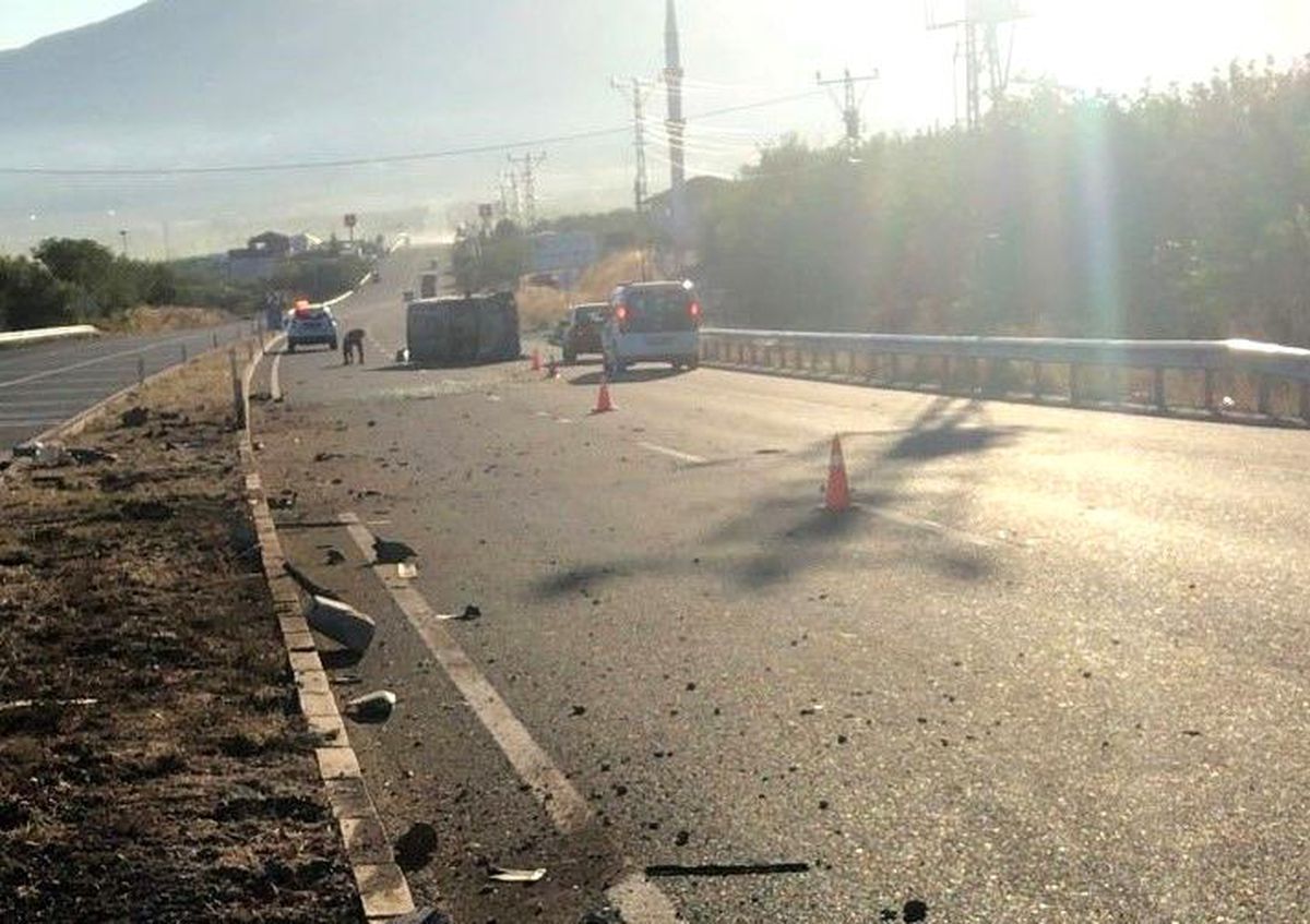 Son dakika haber... Refüje çarparak metrelerce savruldu: 3 yaralı
