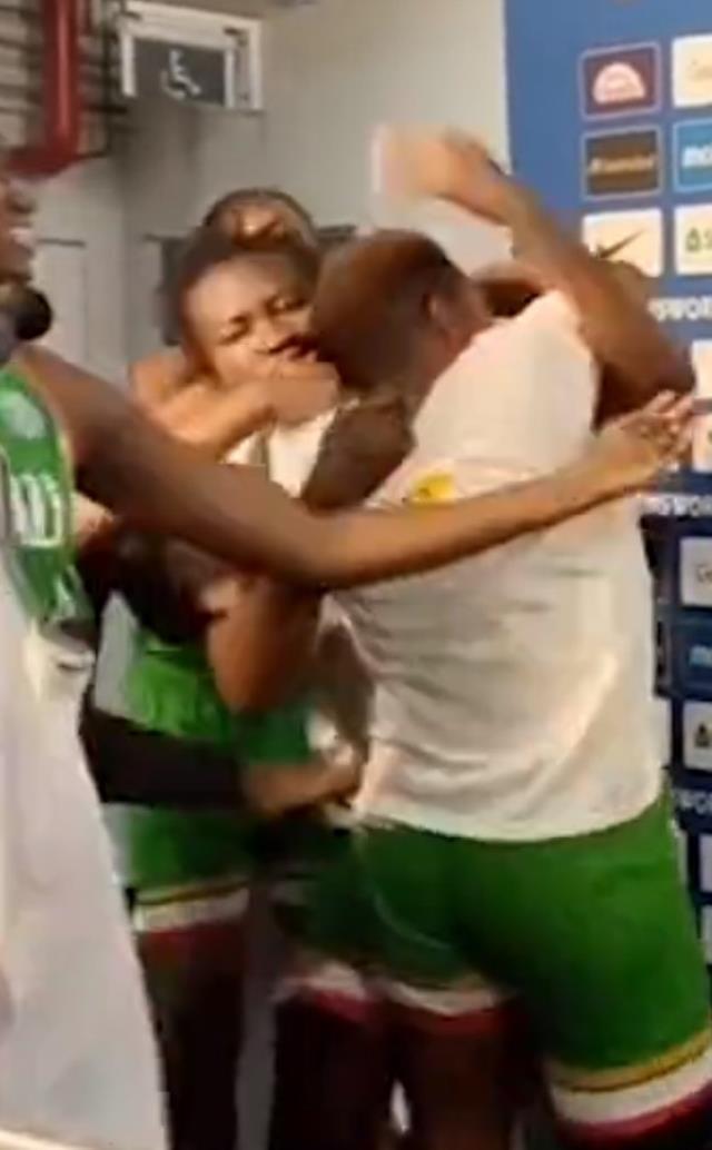 Röportaj verirken neye uğradığını şaşırdı! Kadın basketbolcular canlı yayında tekme tokat birbirine girdi