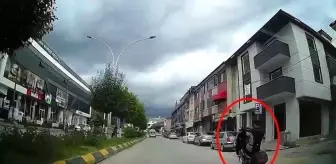 Tek teker giden motorcu tehlike saçtı...O anlar araç kamerasında