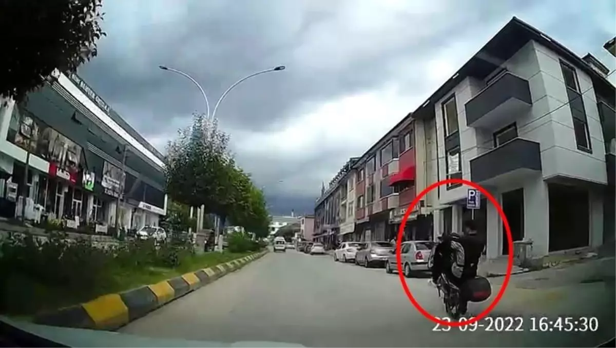 Tek teker giden motorcu tehlike saçtı...O anlar araç kamerasında