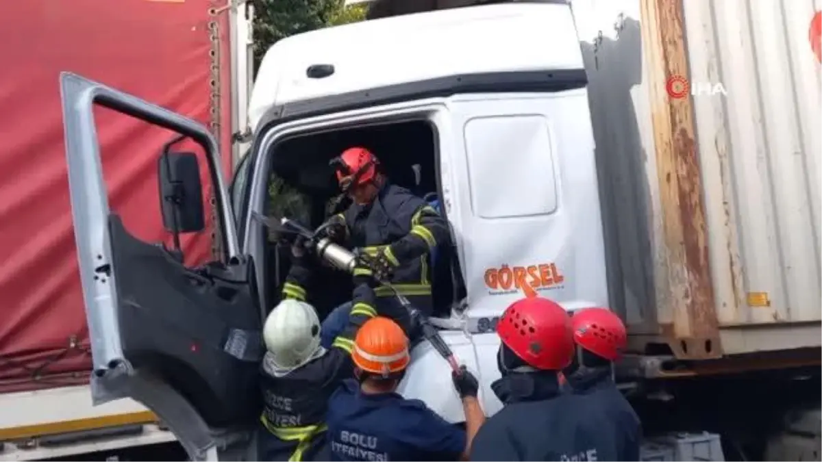 Son dakika haberleri! Trafik kazasında tırda sıkışan sürücü 1 saatte kurtarıldı