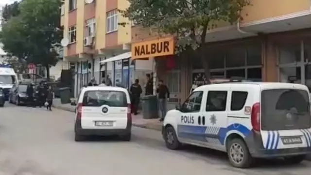 Kötü koku ihbarına giden ekipler, girdikleri evde ceset buldu