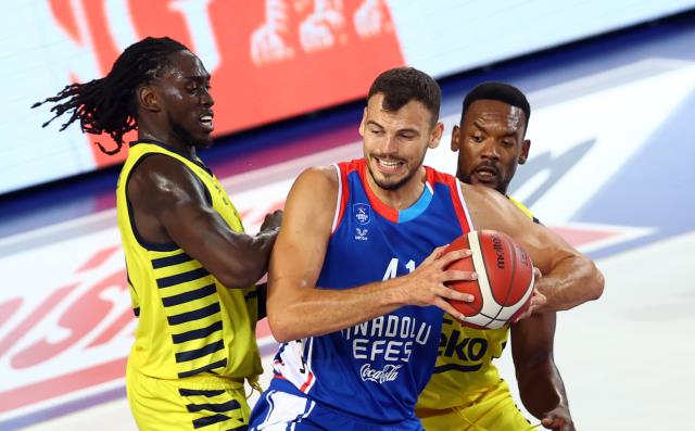 Basketbolda 36. Erkekler Cumhurbaşkanlığı Kupası'nı Fenerbahçe'yi yenen Anadolu Efes kazandı
