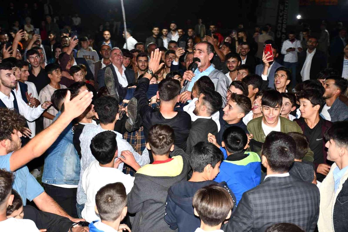 Bir garip eğlence! Hayranlarının arasına sopayla daldı, ezilmekten son anda kurtuldu