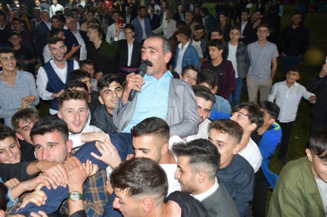 Çılgın sanatçı hayranların içine daldı ezilmekten son anda kurtuldu