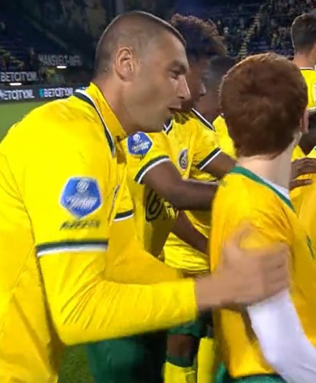 Çocuk ilk başta şaşırdı, sonra kahkahalar havada uçuştu! Burak Yılmaz yaptığıyla herkesi mest etti