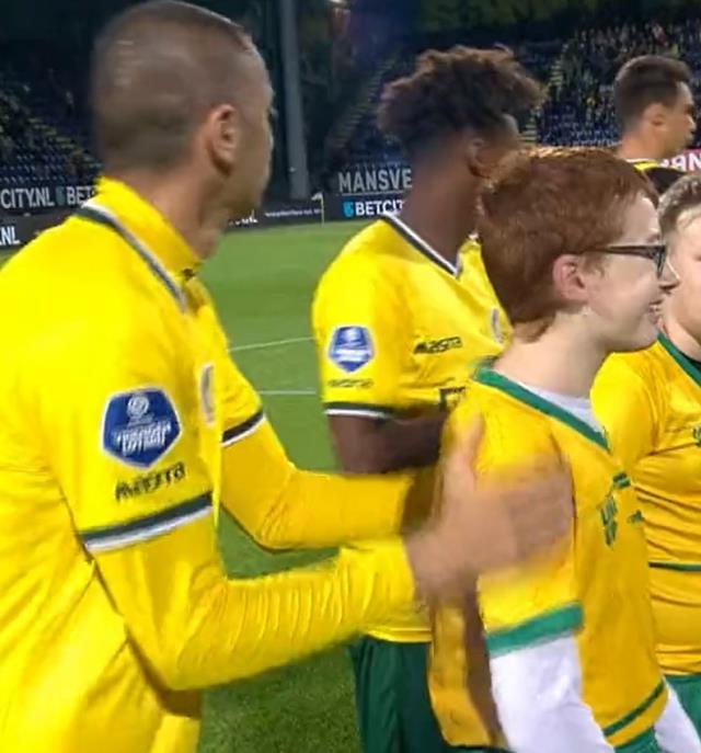 Çocuk ilk başta şaşırdı, sonra kahkahalar havada uçuştu! Burak Yılmaz yaptığıyla herkesi mest etti