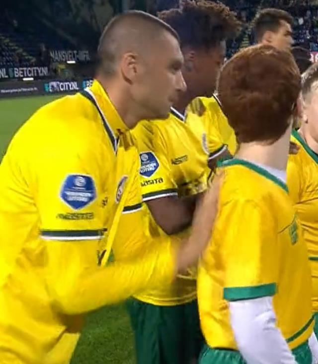 Çocuk ilk başta şaşırdı, sonra kahkahalar havada uçuştu! Burak Yılmaz yaptığıyla herkesi mest etti