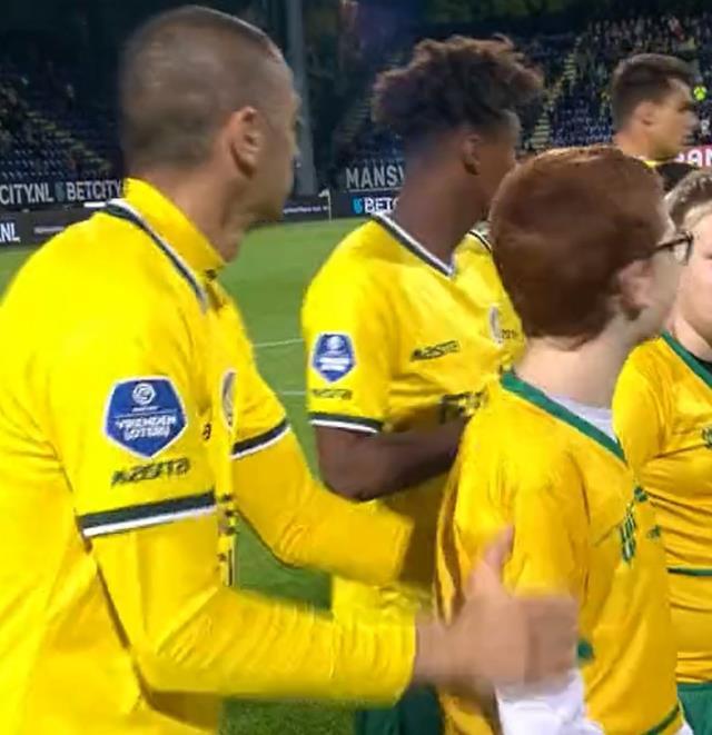 Çocuk ilk başta şaşırdı, sonra kahkahalar havada uçuştu! Burak Yılmaz yaptığıyla herkesi mest etti