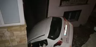 Edirne haber: Edirne'de apartman ile istinat duvarı arasına düşen otomobilin sürücüsü yaralandı
