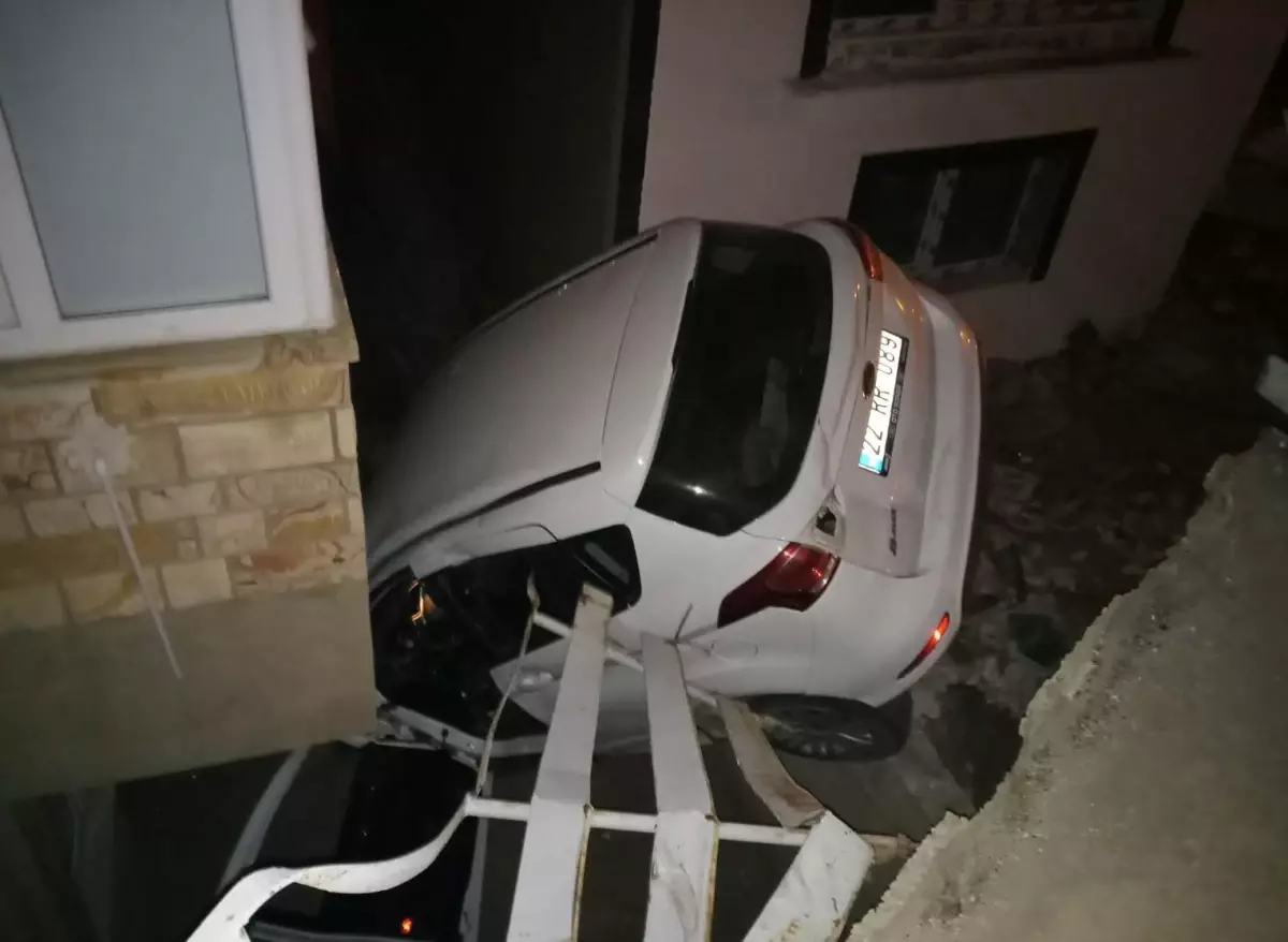 Edirne haber: Edirne'de apartman ile istinat duvarı arasına düşen otomobilin sürücüsü yaralandı