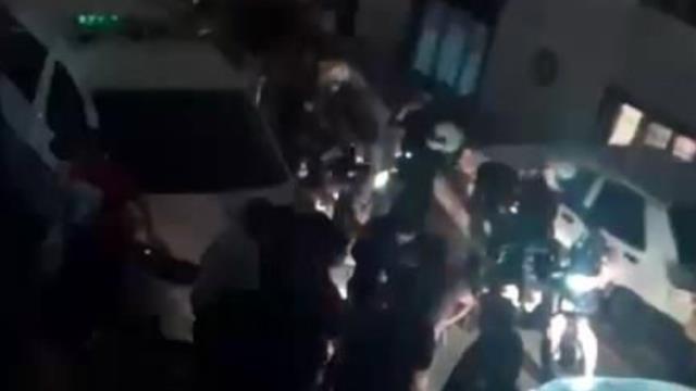 Esenyurt'ta oğlunu döven gençleri döner bıçağı ile kovaladı