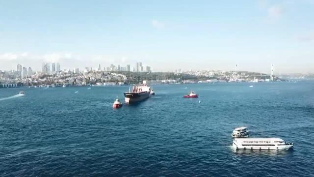İstanbul Boğazı'nda hareketli dakikalar! Gemi trafiği geçici olarak askıya alındı