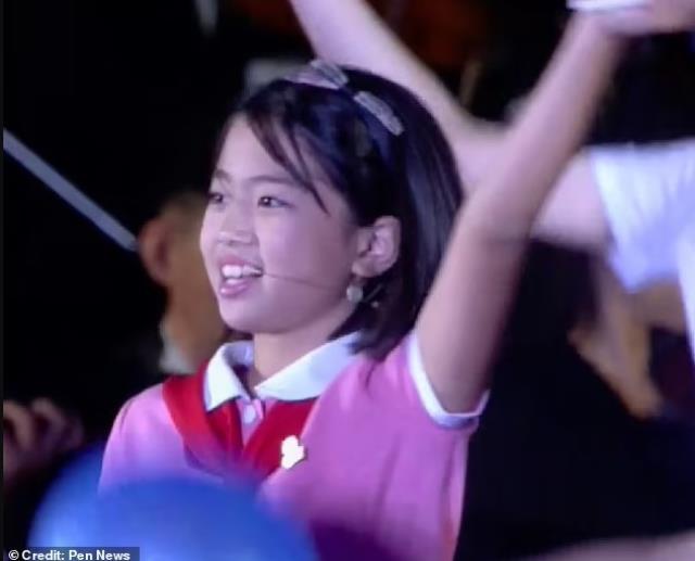 Kameralar hep ona odaklandı! Dünya, Kim Jong Un'un gösteride özel ilgi gösterdiği küçük kızı konuşuyor