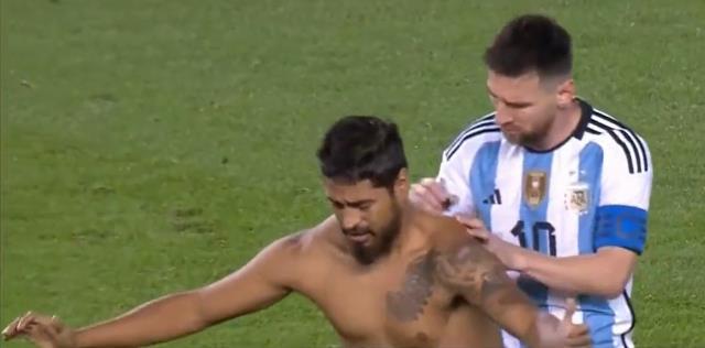 Neye uğradığını şaşırdı! Yarı çıplak taraftarın Messi'ye yaptıkları maçın önüne geçti