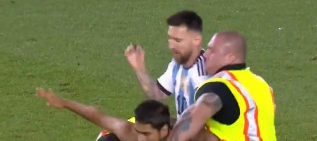 Neye uğradığını şaşırdı! Yarı çıplak taraftarın Messi'ye yaptıkları maçın önüne geçti